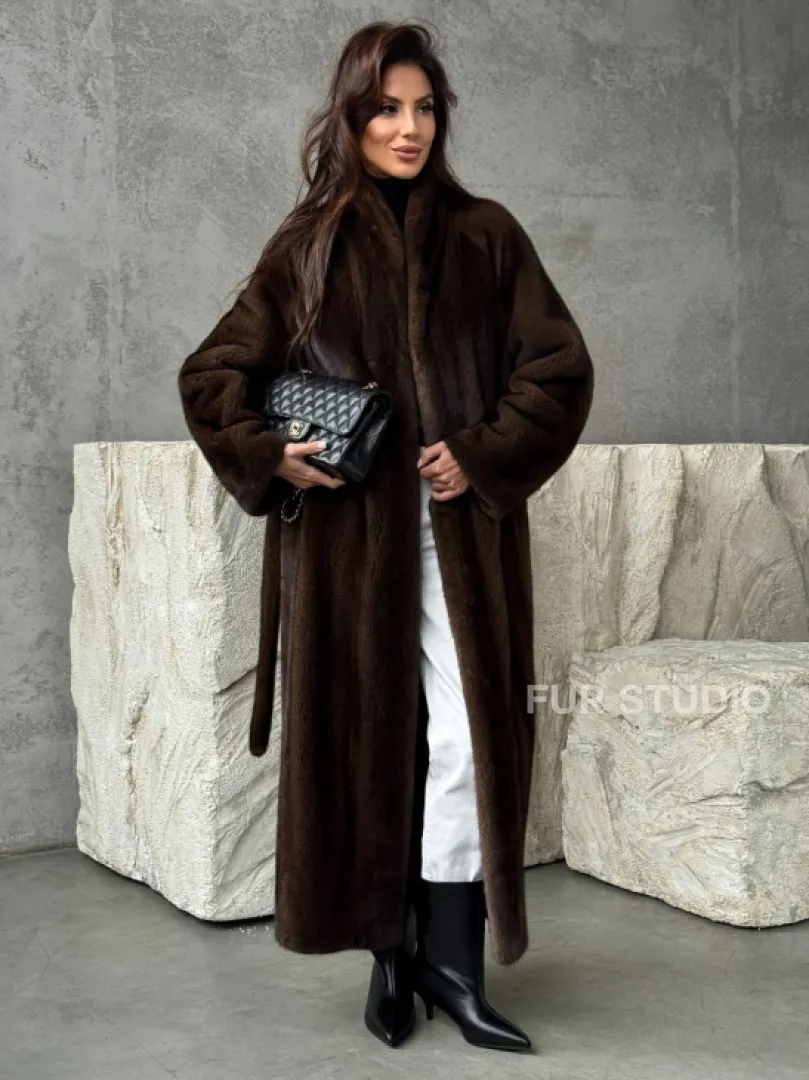 Пальто из норки с V-образным воротом