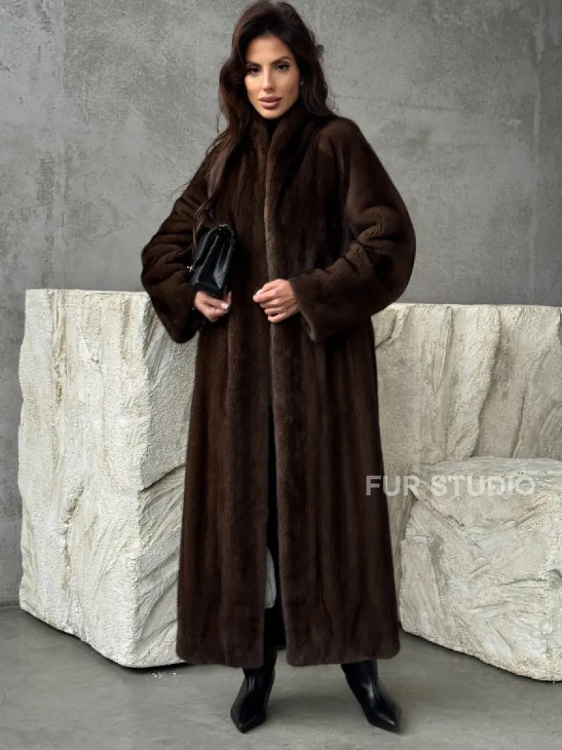 Пальто из норки с V-образным воротом