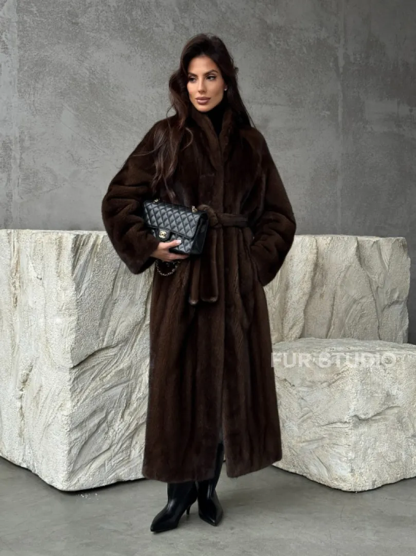 Пальто из норки с V-образным воротом