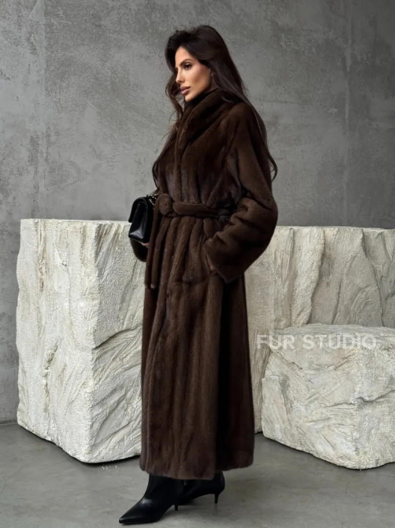 Пальто из норки с V-образным воротом