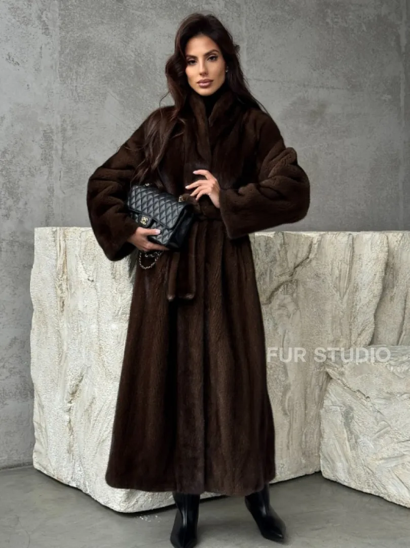 Пальто из норки с V-образным воротом