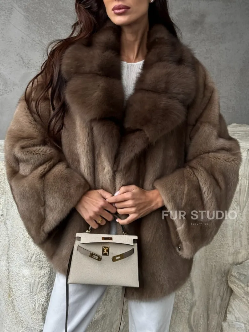 Короткая норковая шуба с воротником куницы