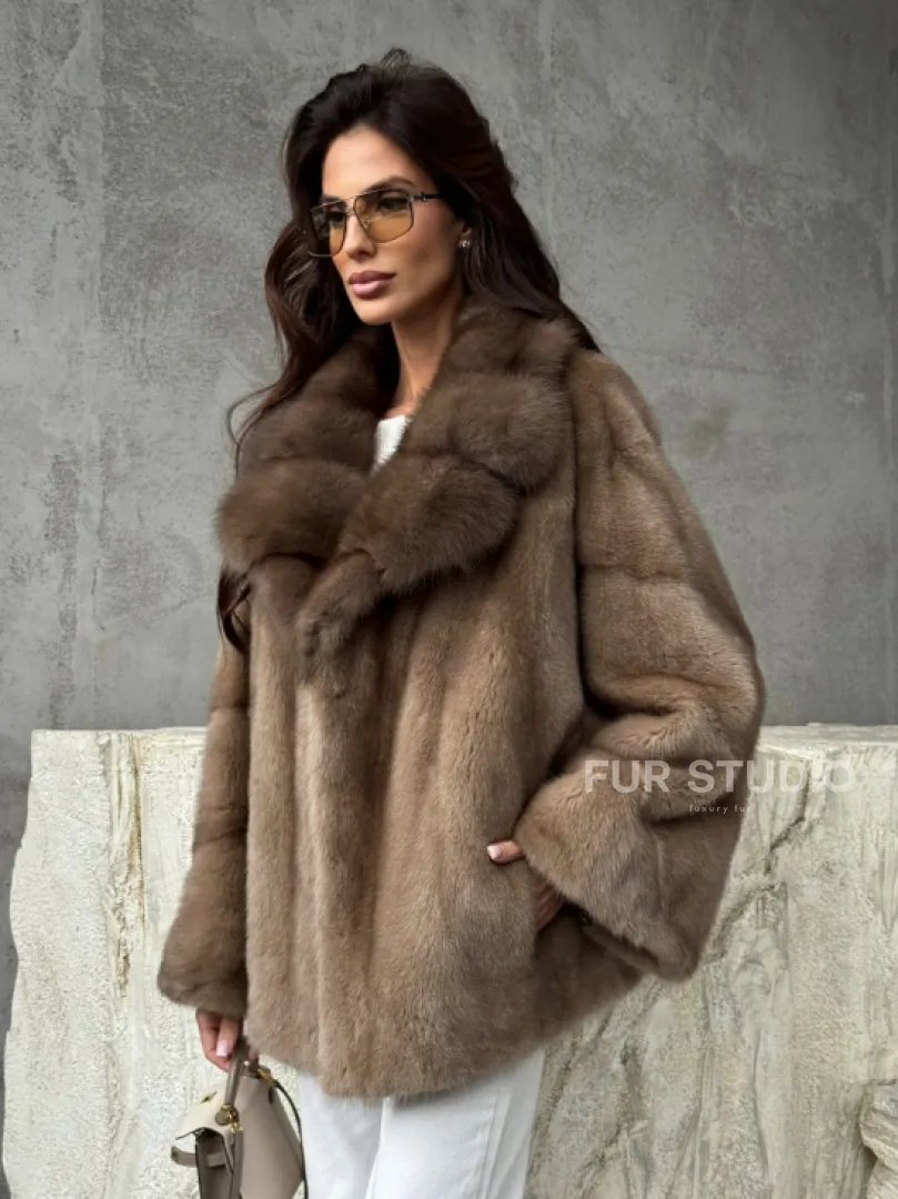 Короткая норковая шуба с воротником куницы