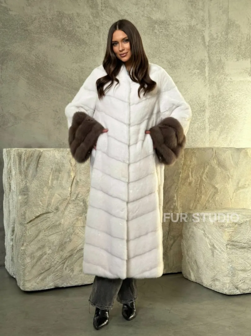 Белая норковая шуба с манжетами из меха куницы