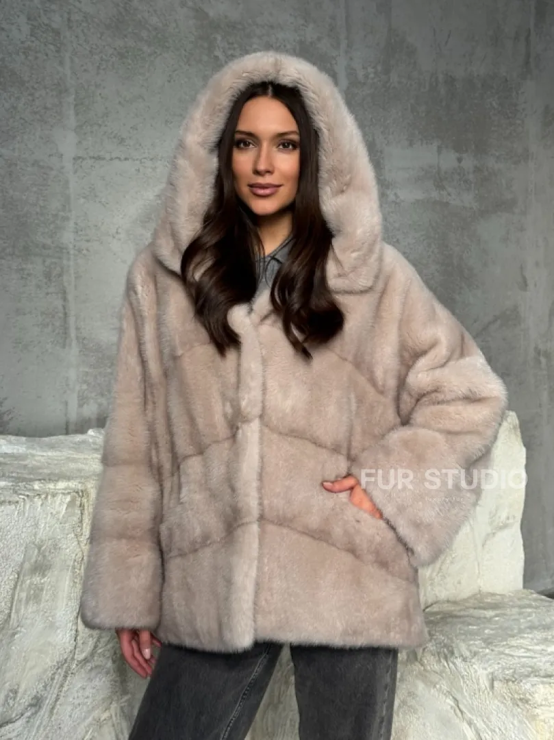 Норковый полушубок с капюшоном в цвете пудра