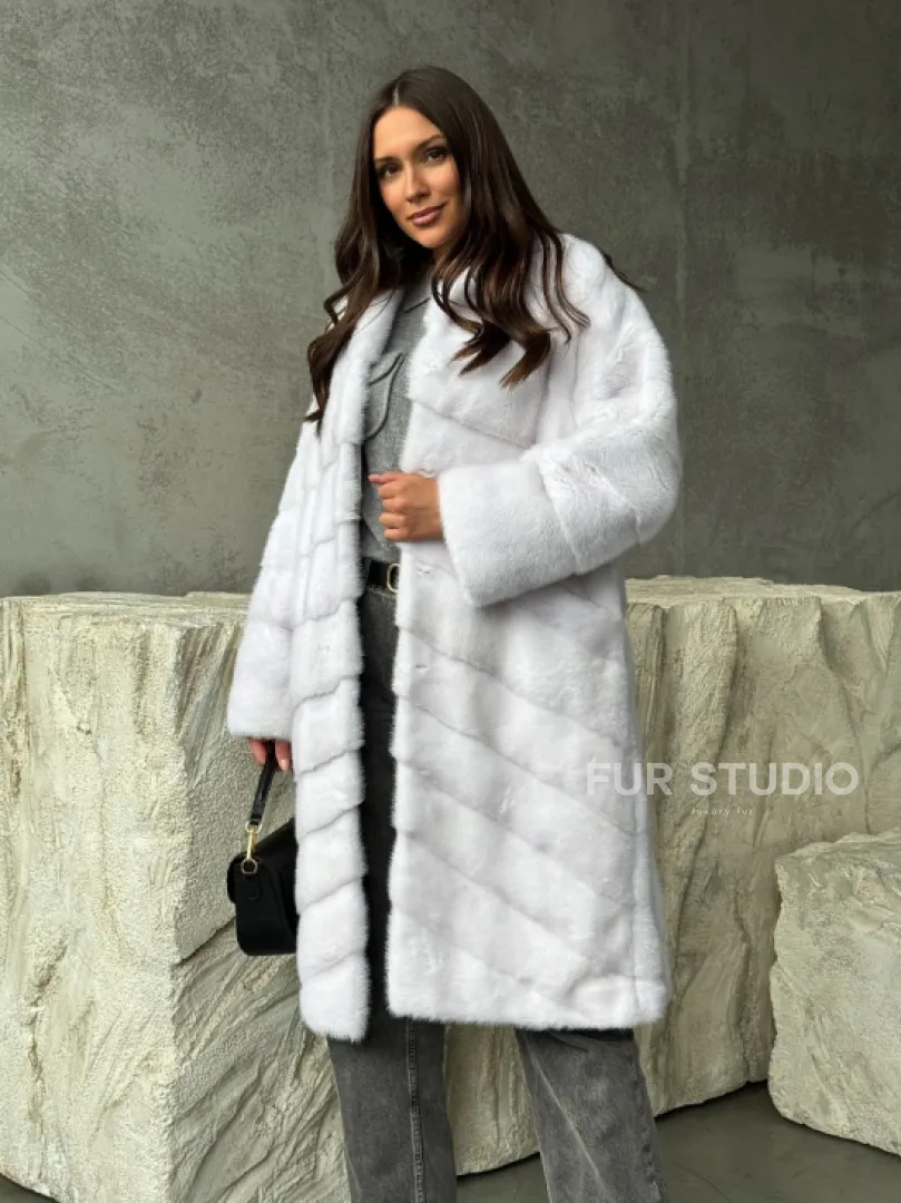Белая норковая шуба с V-образным воротником