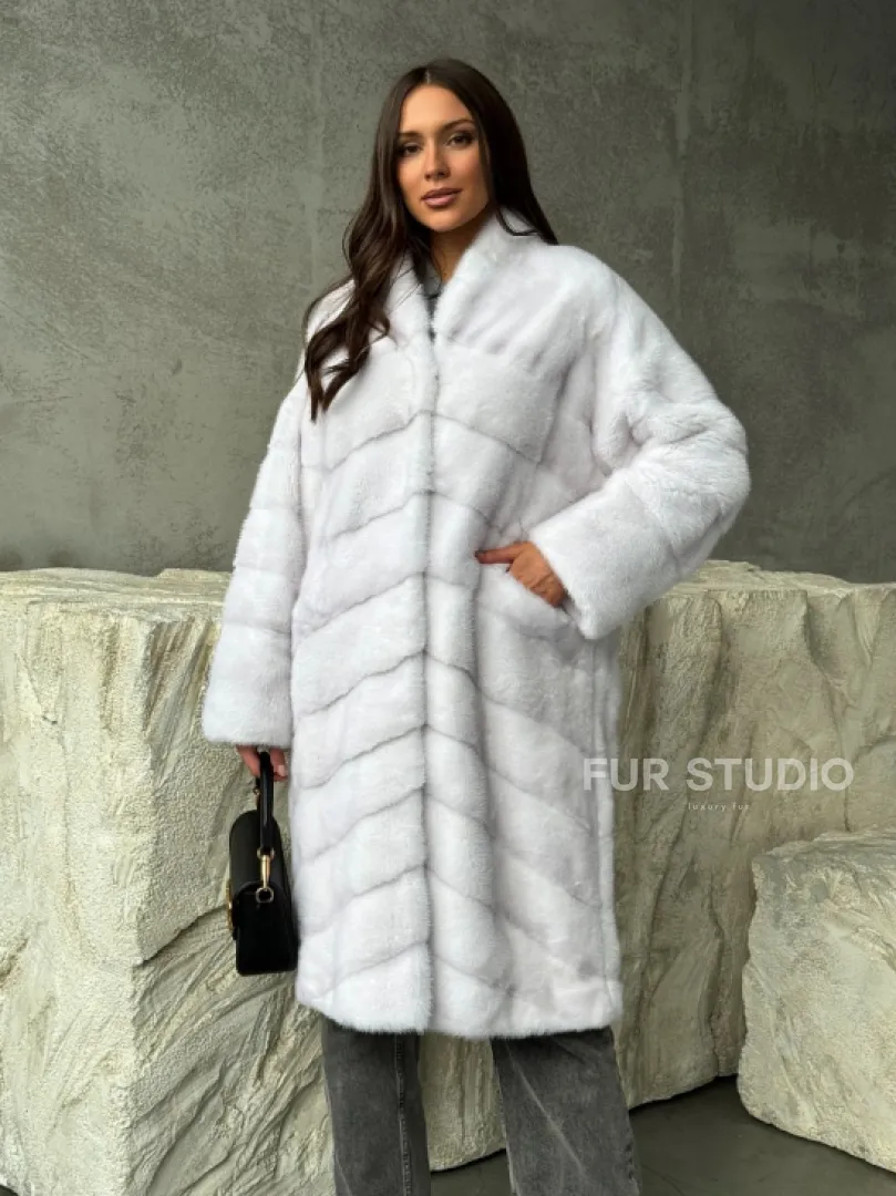 Белая норковая шуба с V-образным воротником