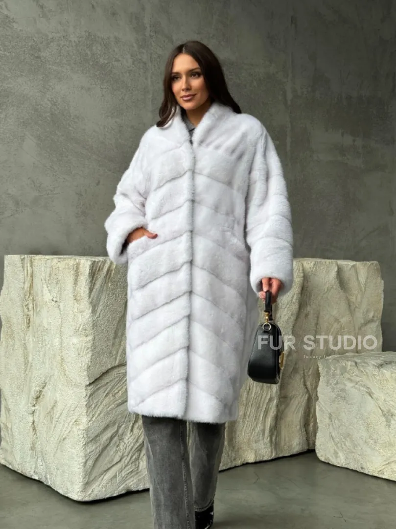 Белая норковая шуба с V-образным воротником