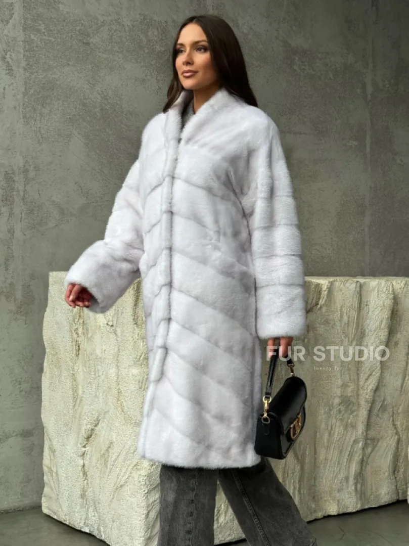 Белая норковая шуба с V-образным воротником