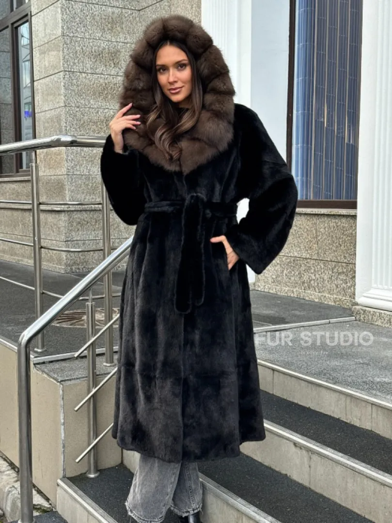Черная норковая шуба с капюшоном куница