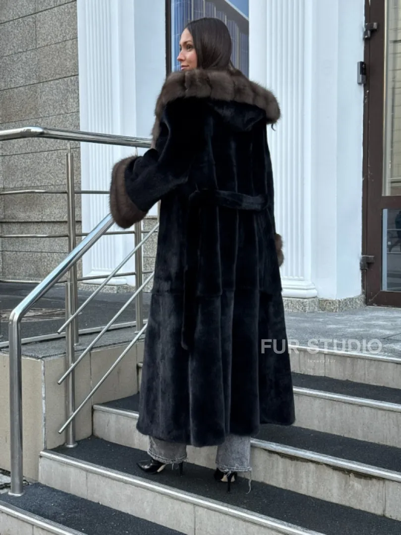 Черная шуба из меха SAGA FURS с отделкой из куницы