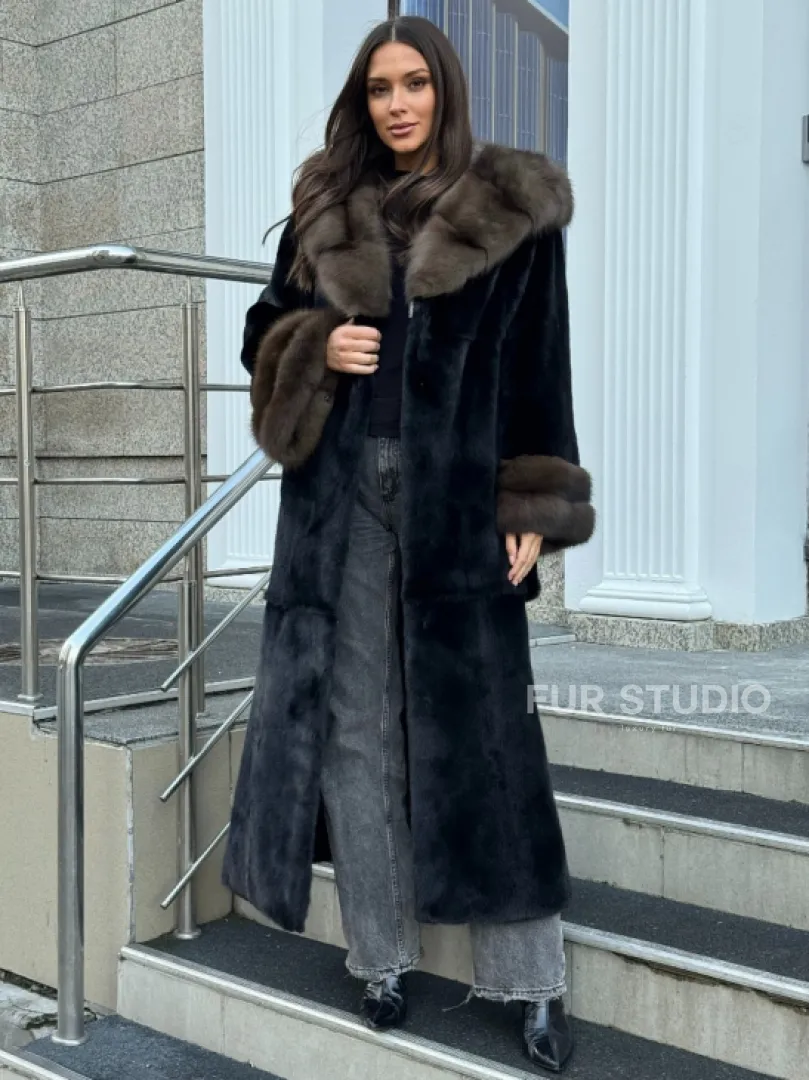 Черная шуба из меха SAGA FURS с отделкой из куницы