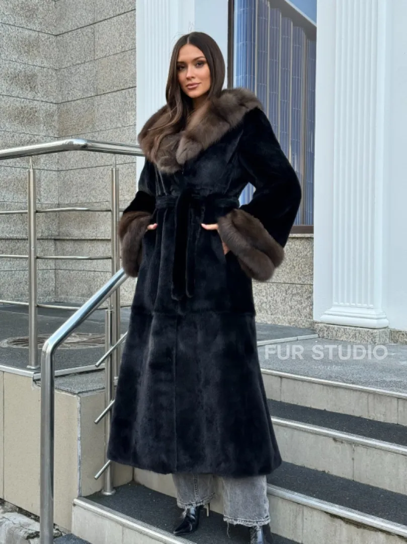 Черная шуба из меха SAGA FURS с отделкой из куницы