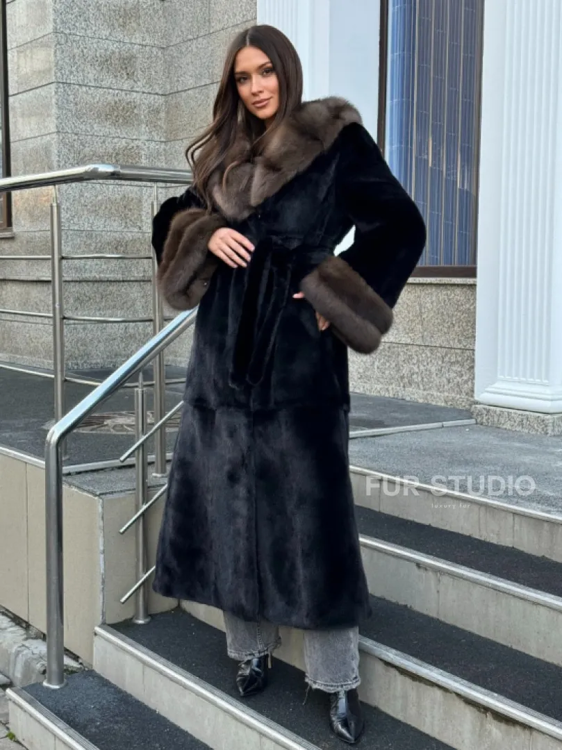 Черная шуба из меха SAGA FURS с отделкой из куницы