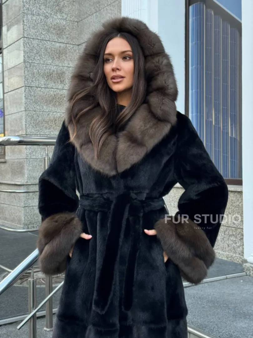 Черная шуба из меха SAGA FURS с отделкой из куницы