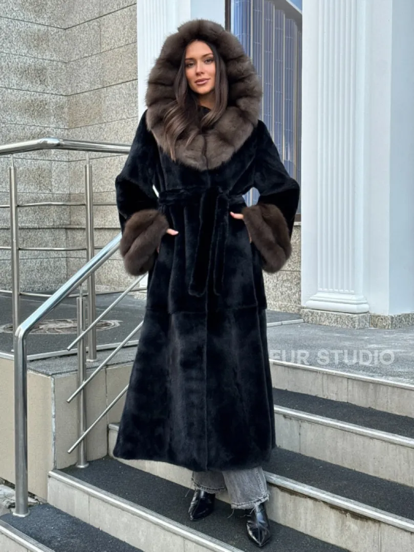 Черная шуба из меха SAGA FURS с отделкой из куницы