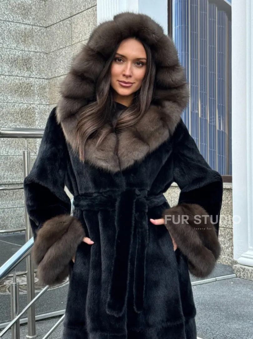 Черная шуба из меха SAGA FURS с отделкой из куницы