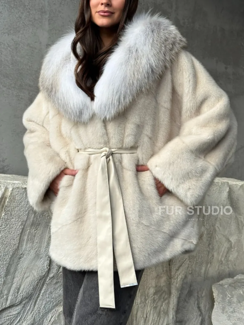 Светлая норковая шуба - летучка с капюшоном