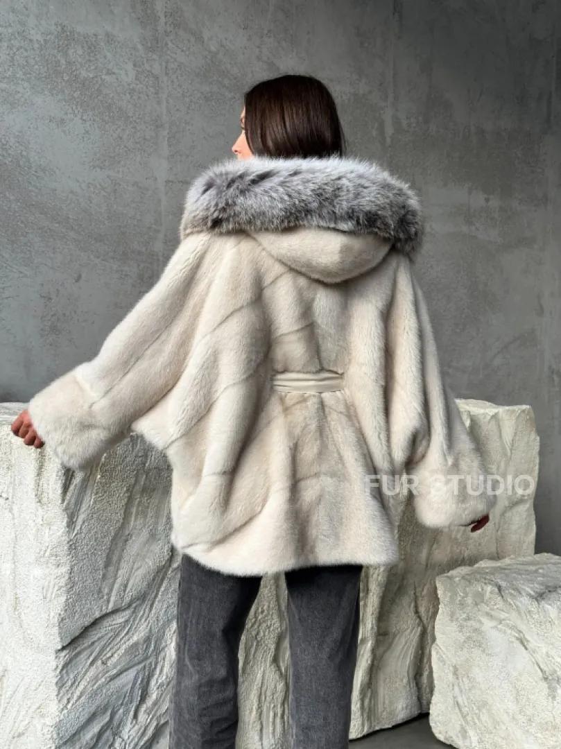 Светлая норковая шуба - летучка с капюшоном