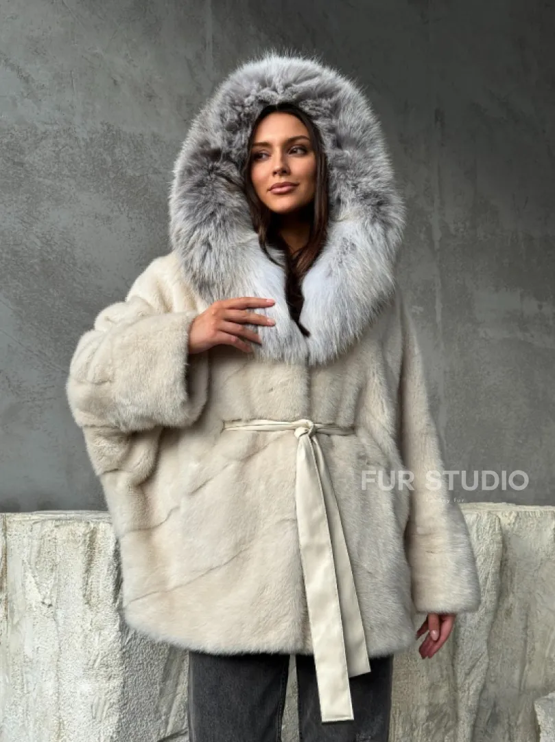 Светлая норковая шуба - летучка с капюшоном