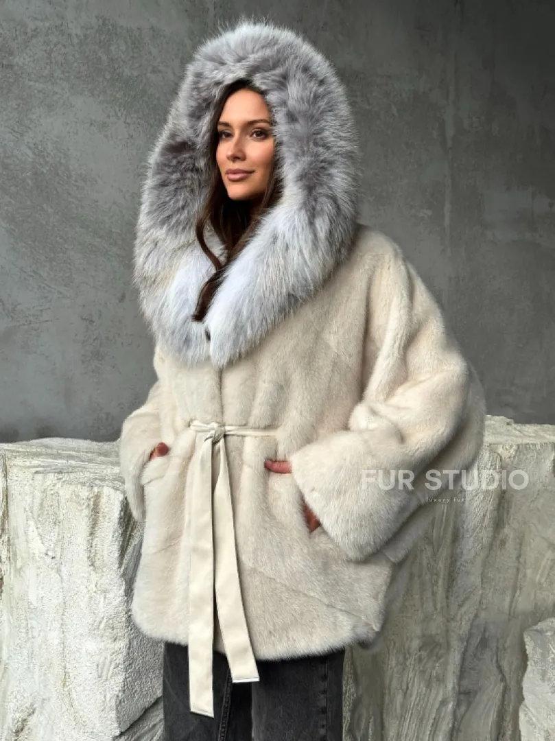 Светлая норковая шуба - летучка с капюшоном