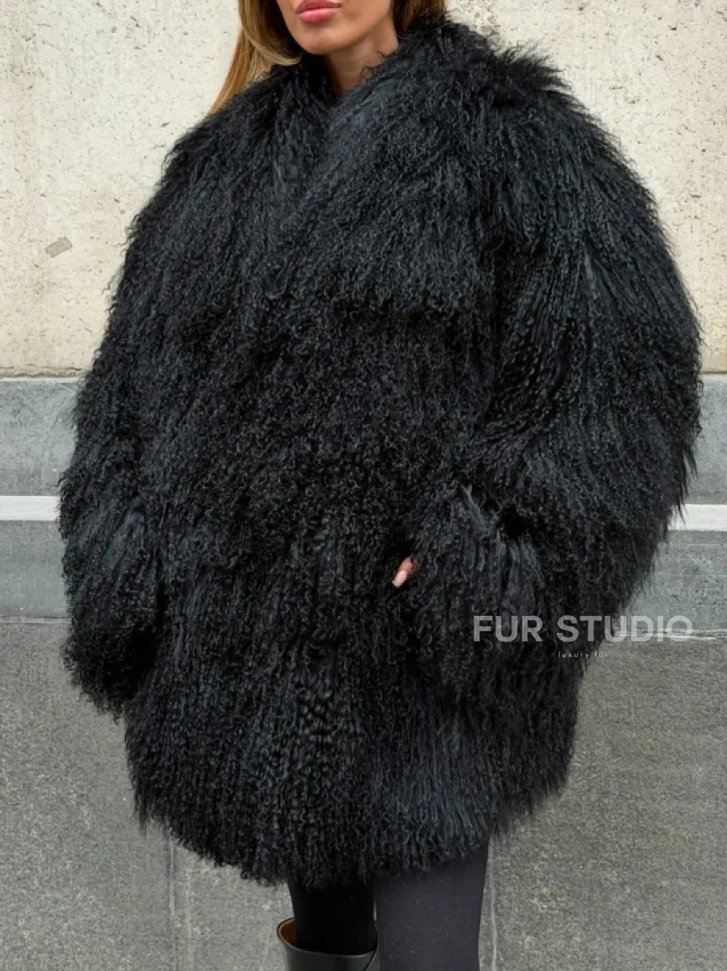 Черная шуба из ламы V-образный вырез