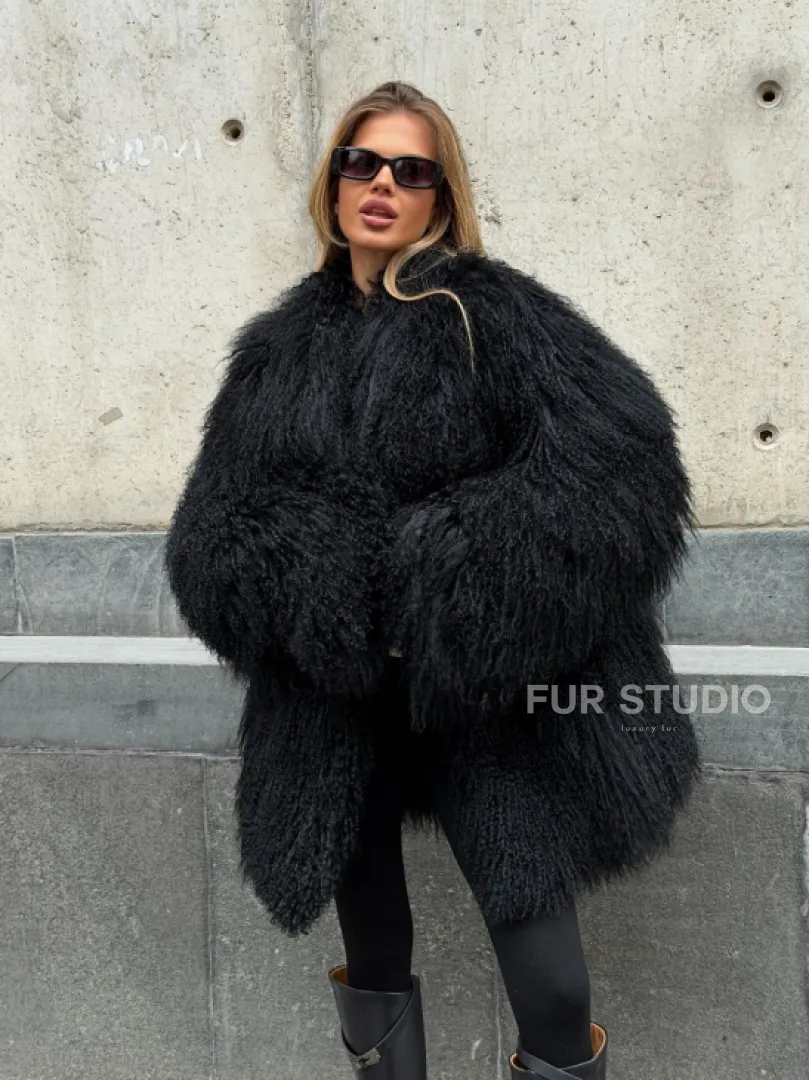 Черная шуба из ламы V-образный вырез