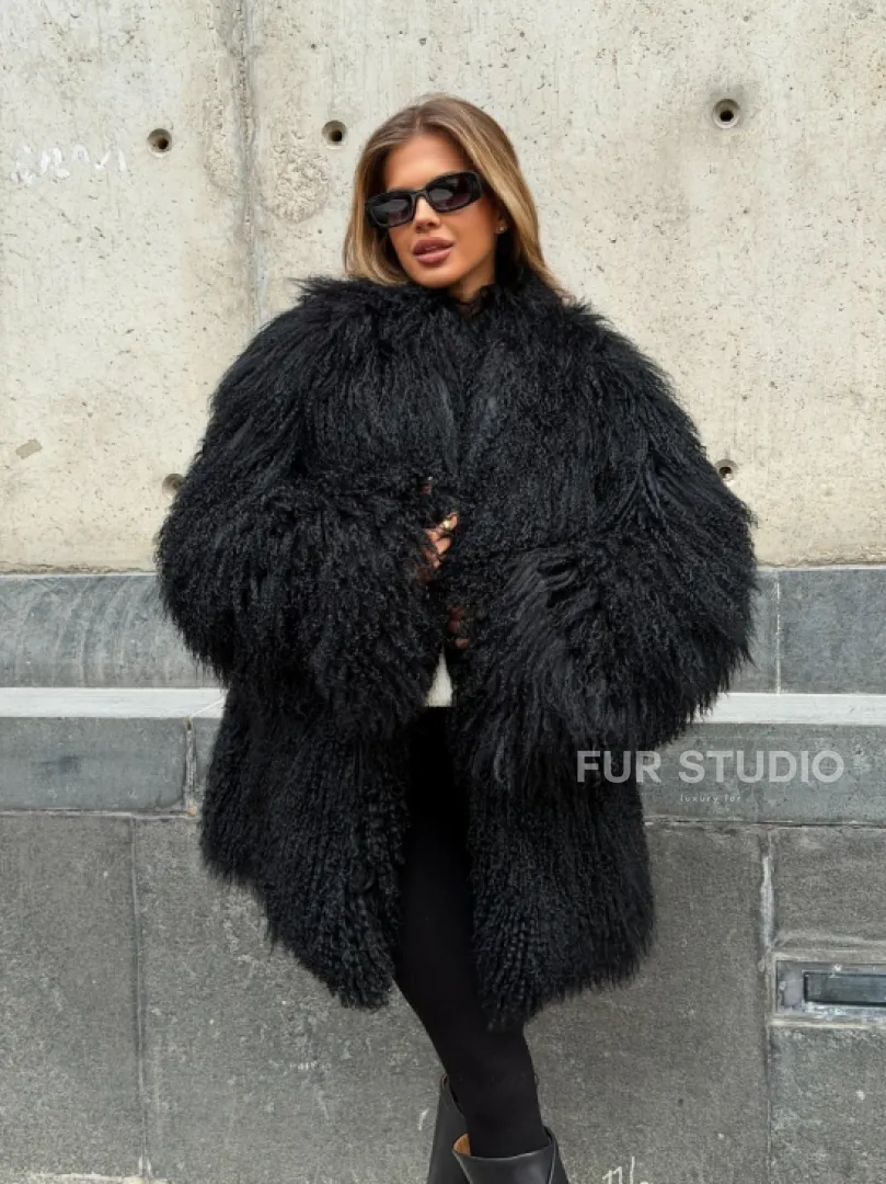 Черная шуба из ламы V-образный вырез