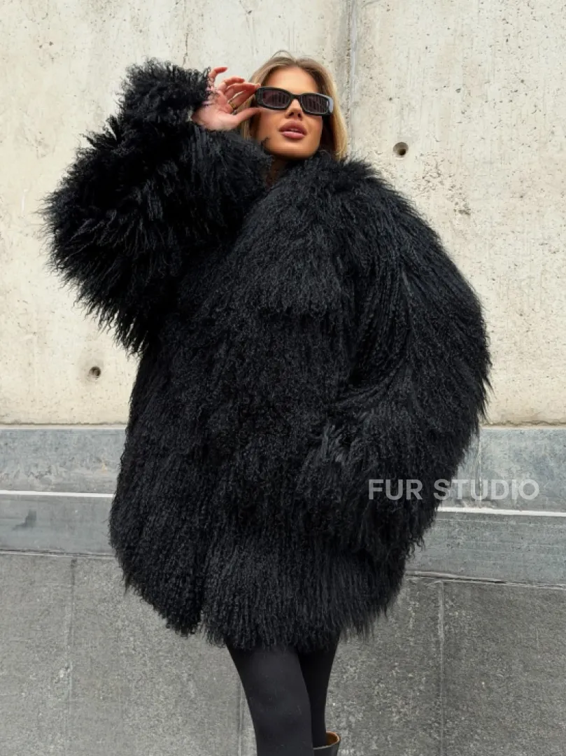 Черная шуба из ламы V-образный вырез
