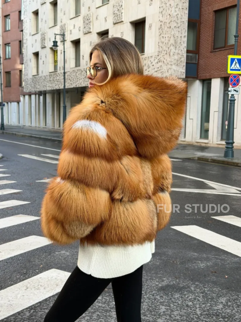 Шуба из лисы с капюшоном