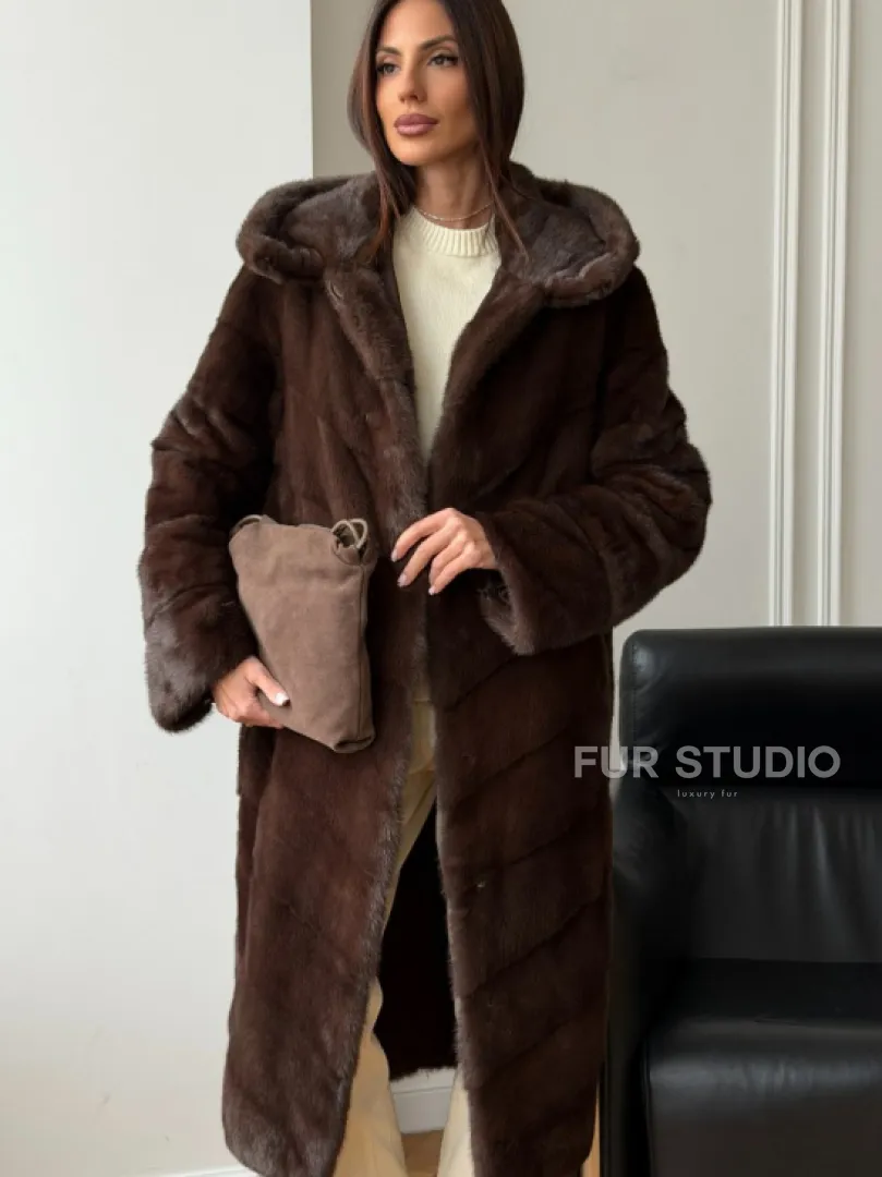 Коричневая норковая шуба с капюшоном