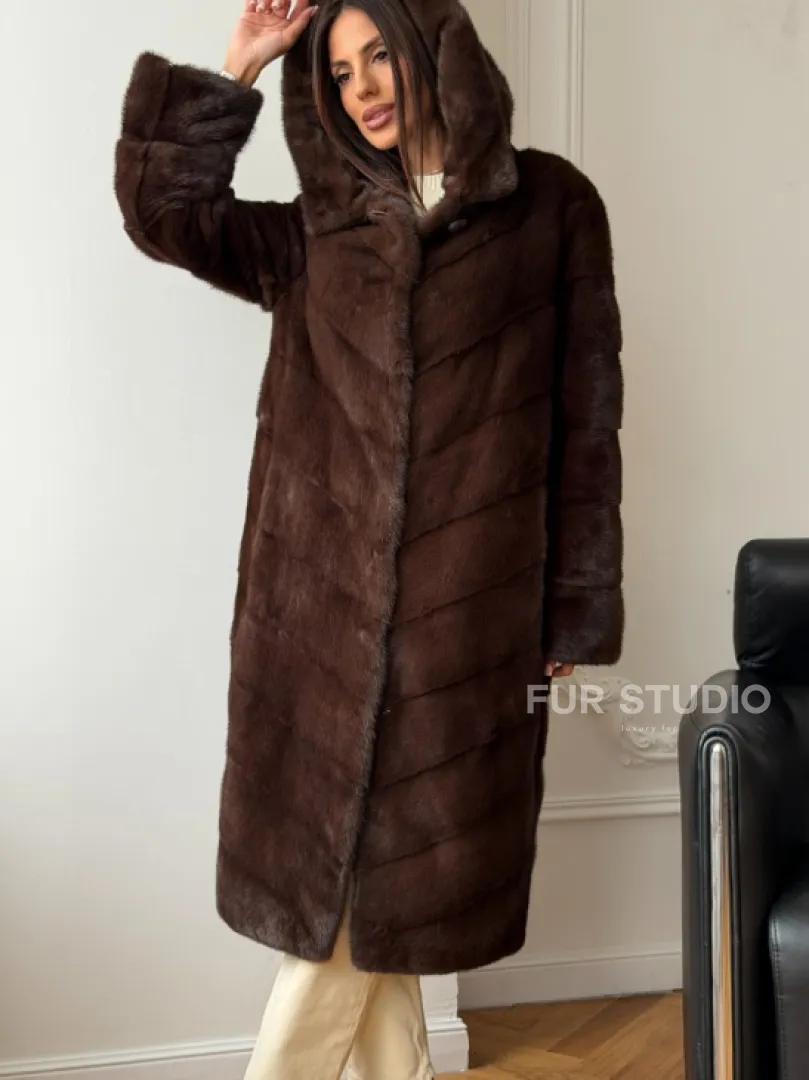 Коричневая норковая шуба с капюшоном
