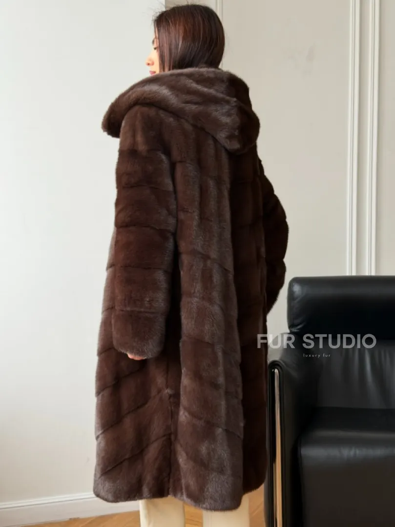 Коричневая норковая шуба с капюшоном