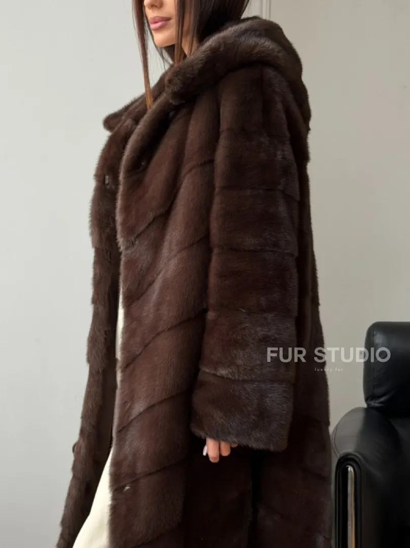 Коричневая норковая шуба с капюшоном
