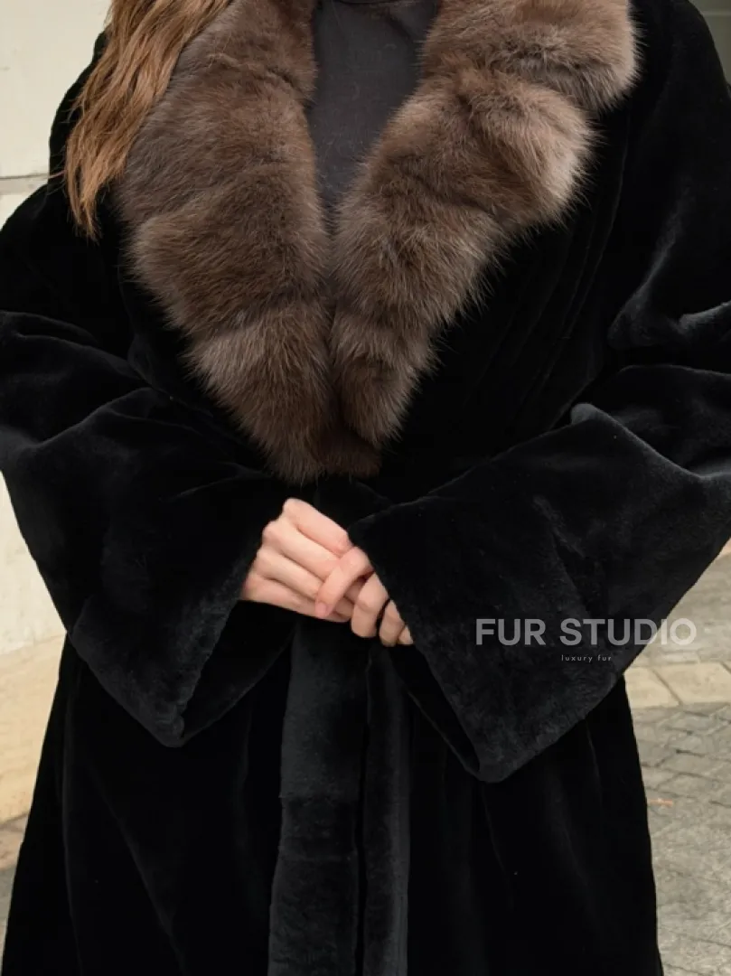 Длинная шуба из стриженой норки с воротником куница