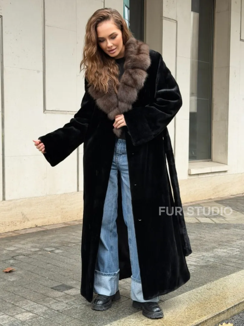 Длинная шуба из стриженой норки с воротником куница