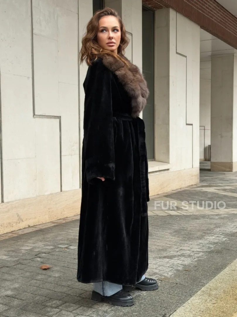 Длинная шуба из стриженой норки с воротником куница