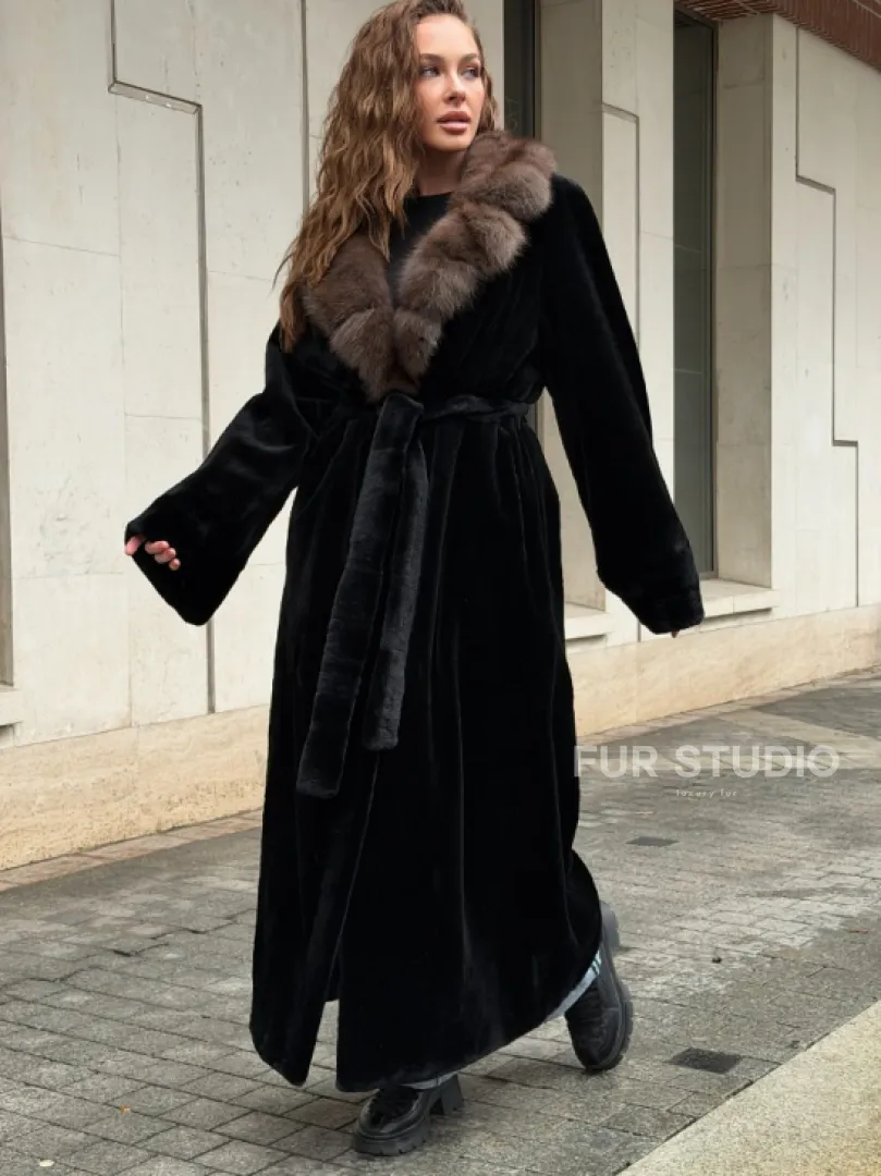Длинная шуба из стриженой норки с воротником куница