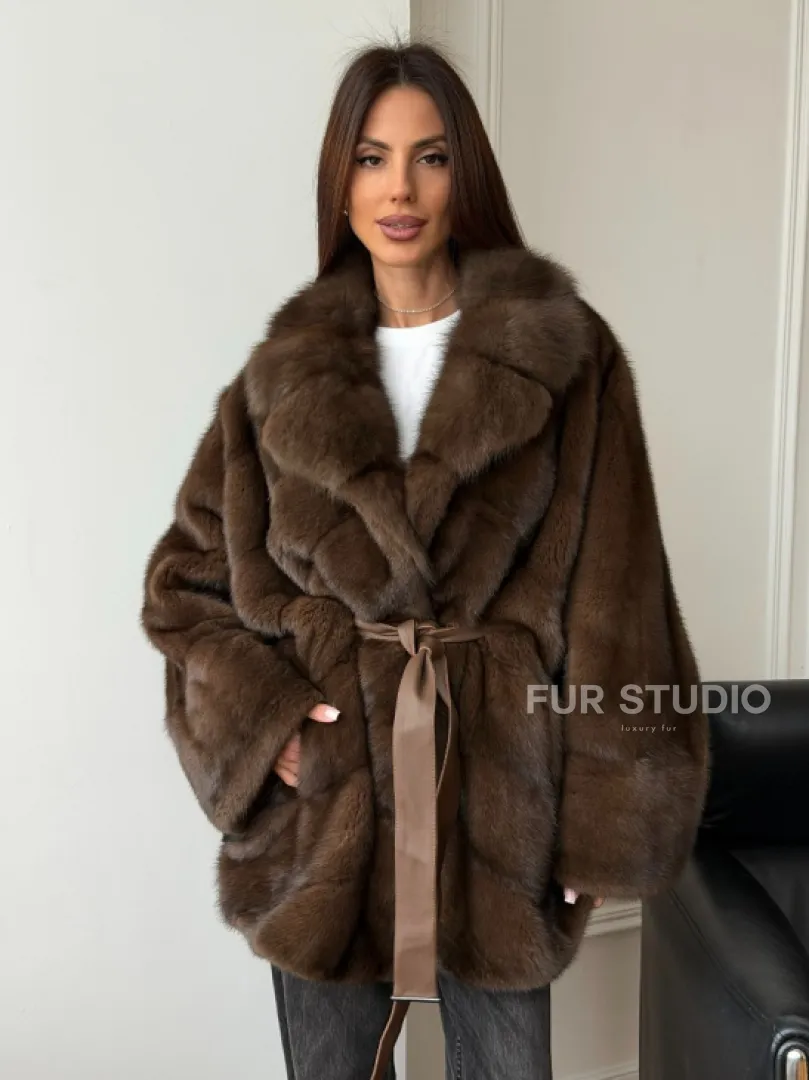 Коричневый полушубок с воротником куницы - летучая мышь
