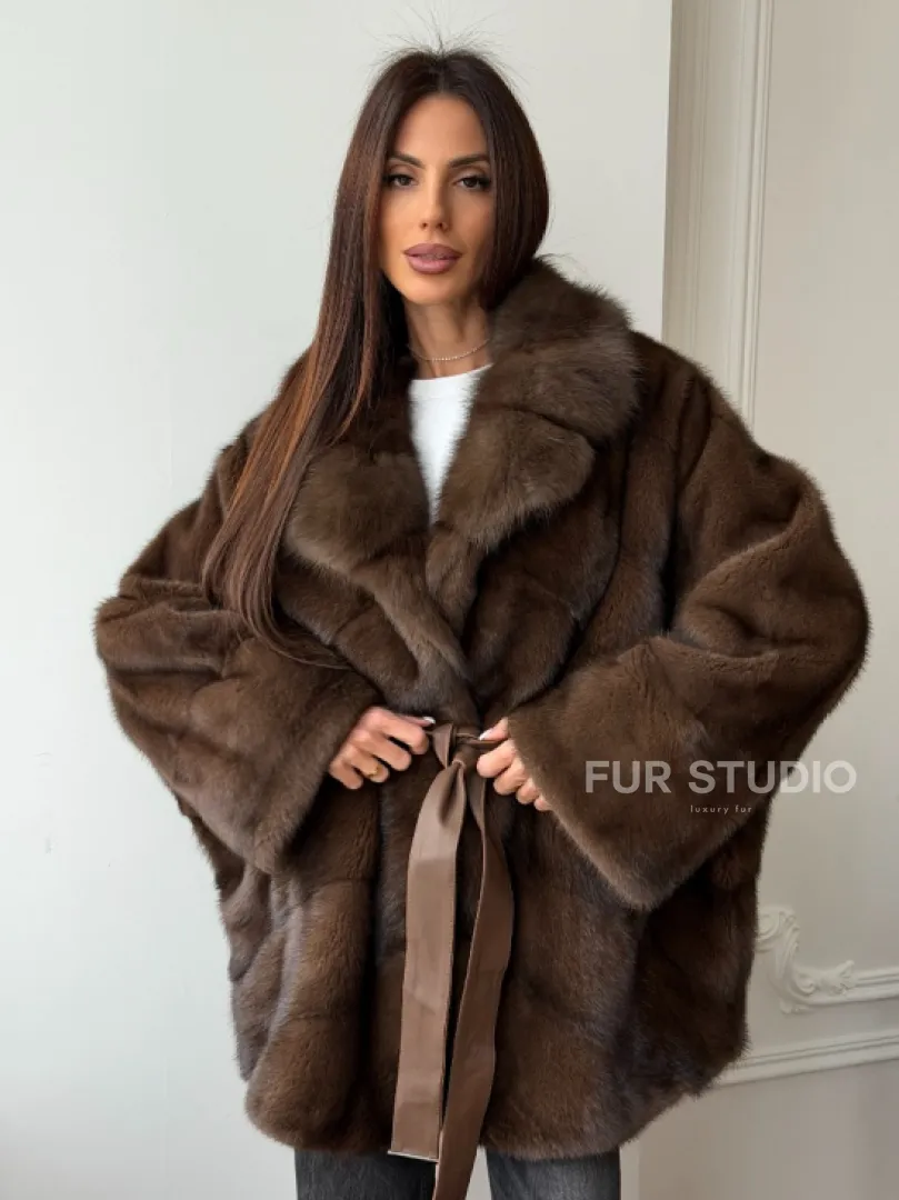 Коричневый полушубок с воротником куницы - летучая мышь