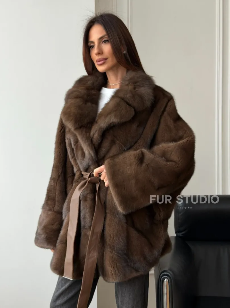 Коричневый полушубок с воротником куницы - летучая мышь