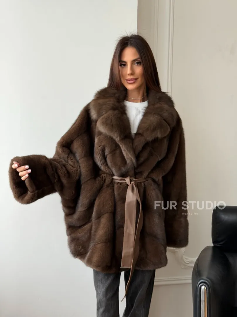 Коричневый полушубок с воротником куницы - летучая мышь