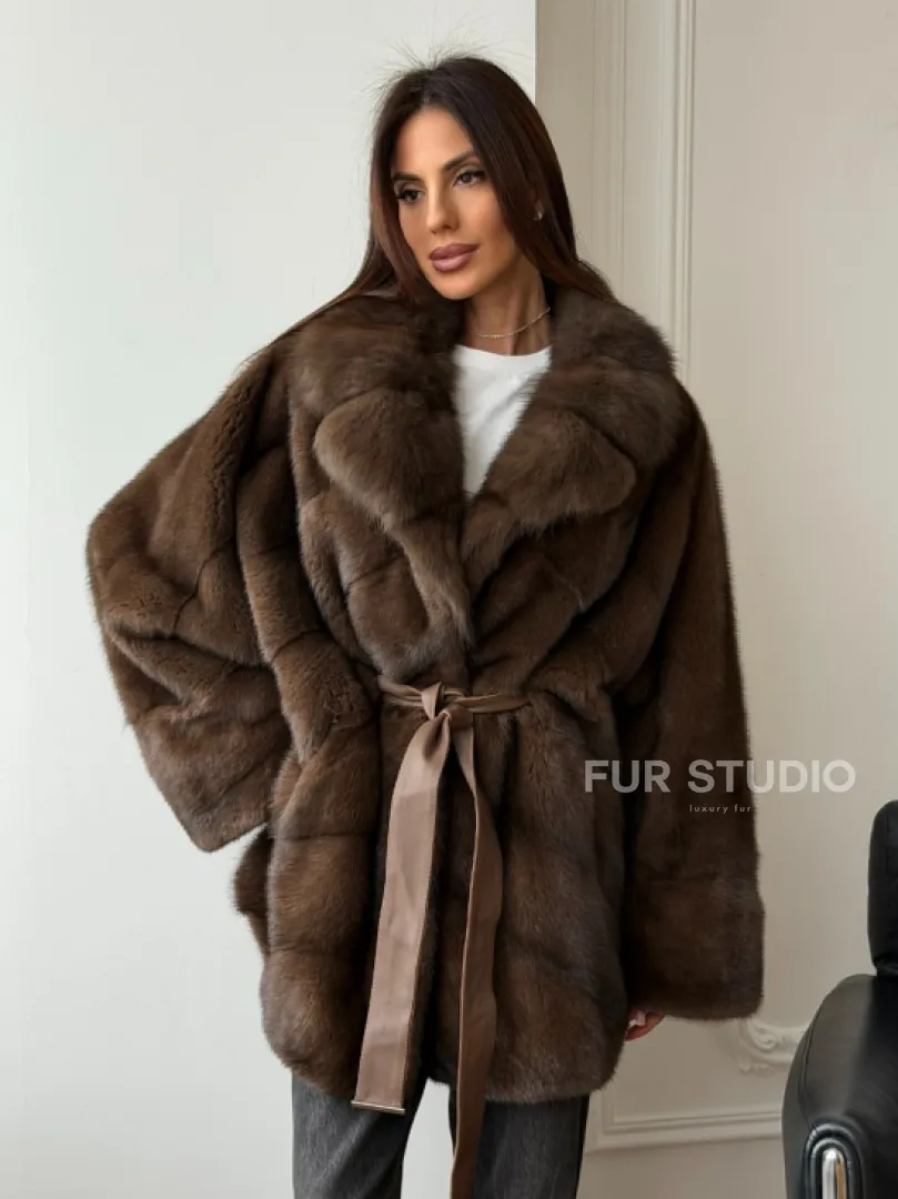 Коричневый полушубок с воротником куницы - летучая мышь