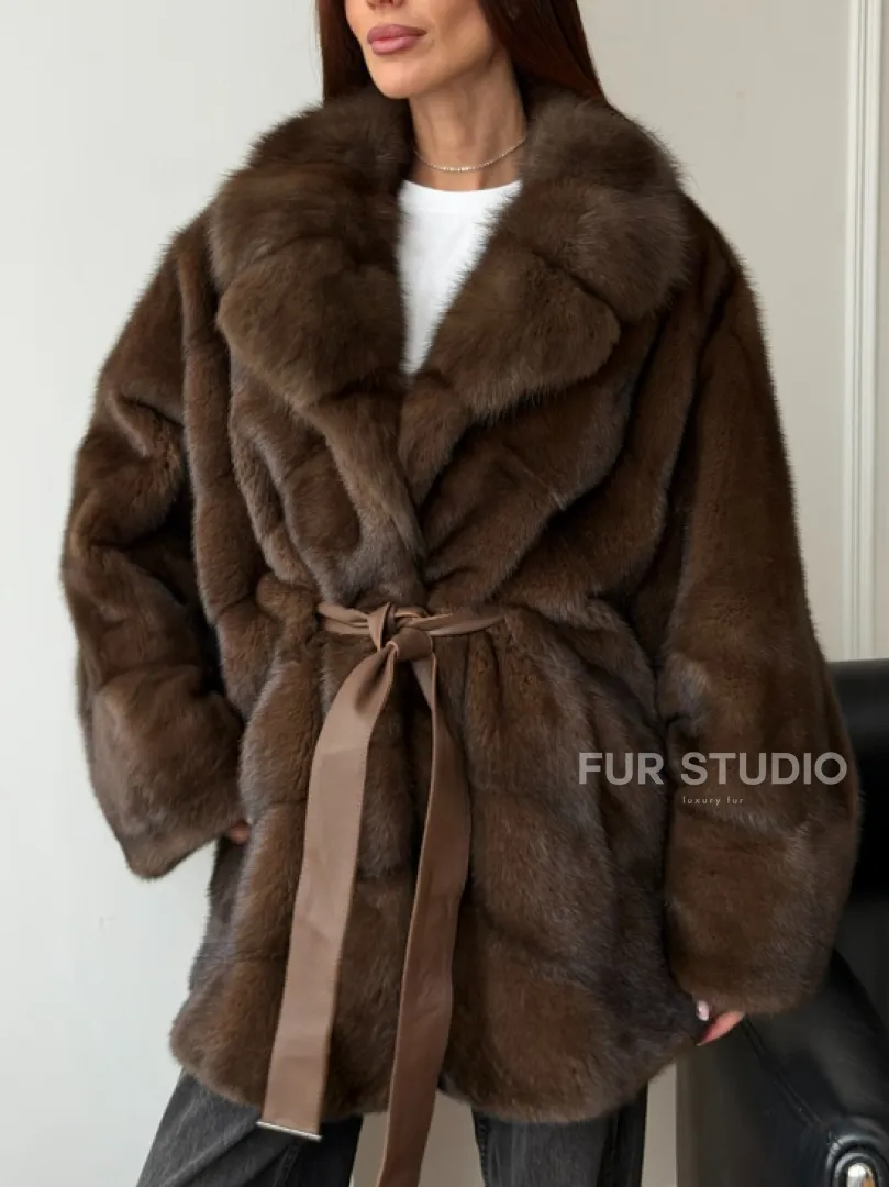 Коричневый полушубок с воротником куницы - летучая мышь