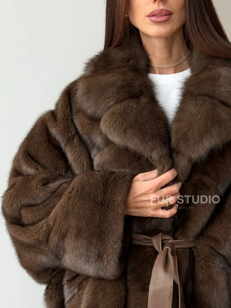 Коричневый полушубок с воротником куницы - летучая мышь