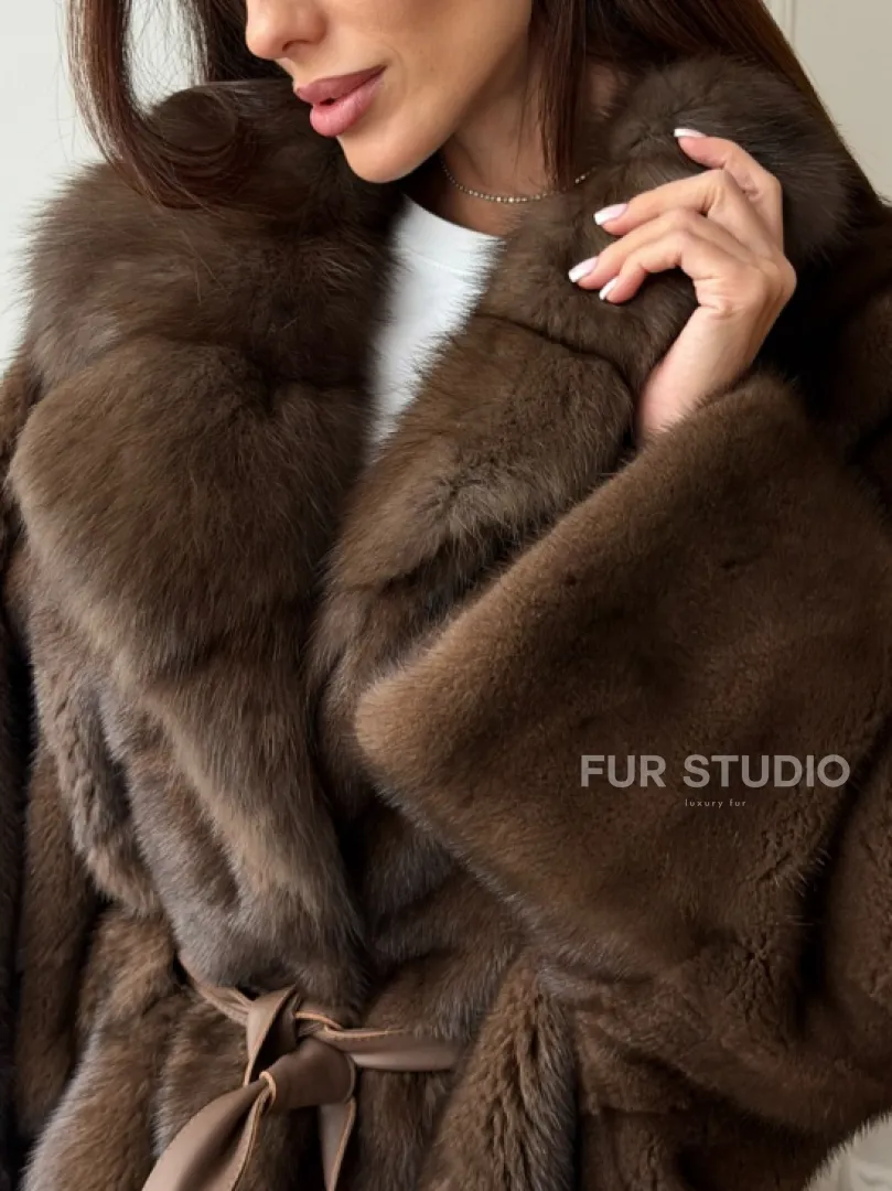 Коричневый полушубок с воротником куницы - летучая мышь