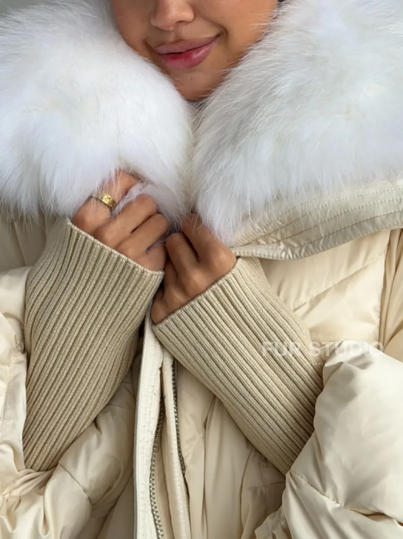 Бежевый зимний пуховик