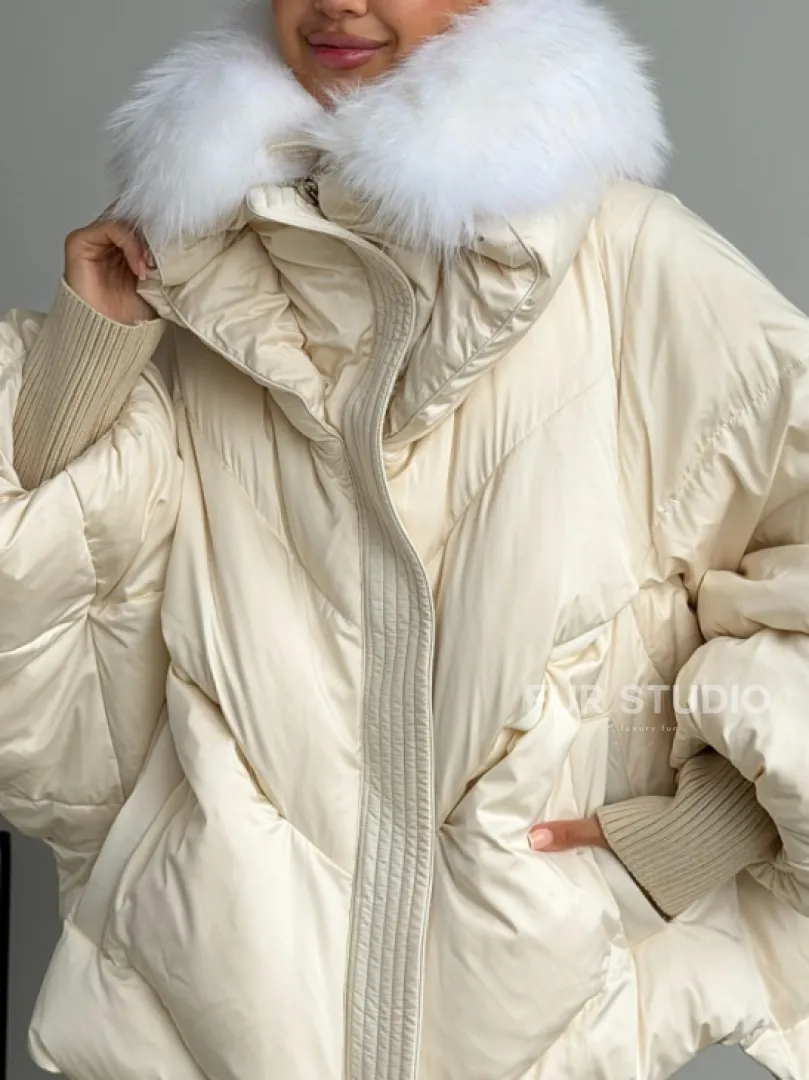 Бежевый зимний пуховик