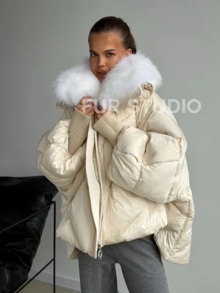 Бежевый зимний пуховик - фото 6