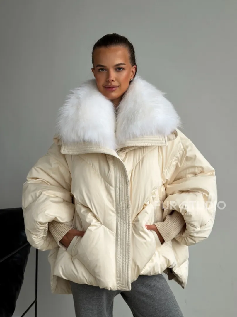 Бежевый зимний пуховик